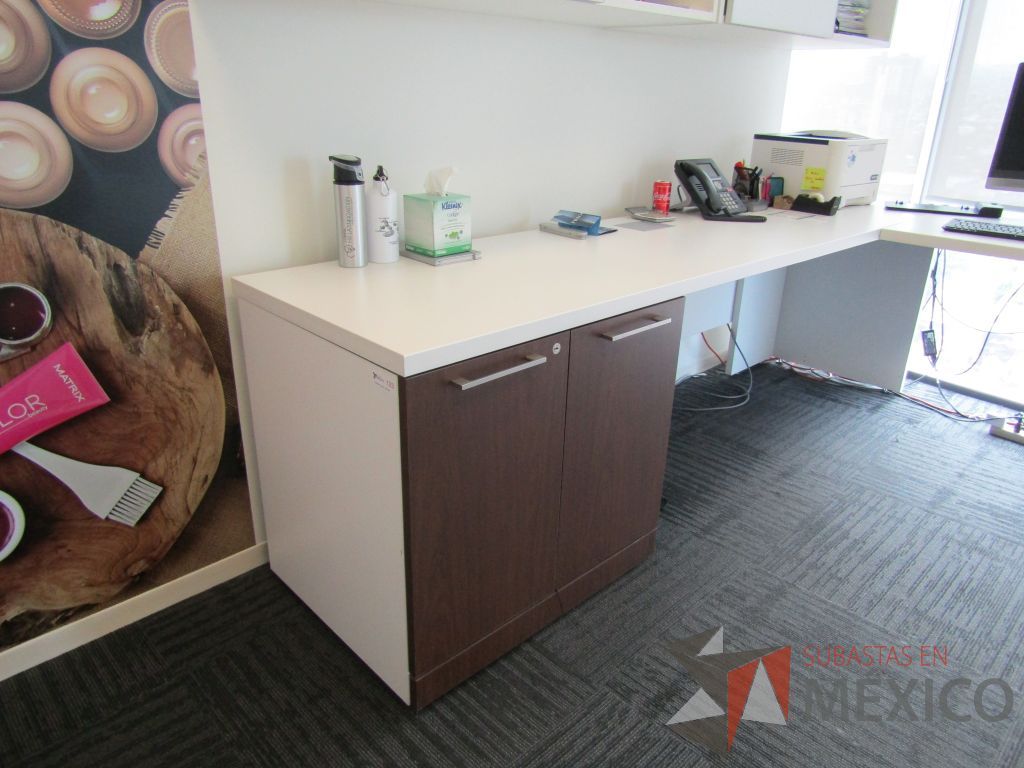 Lote 042 - Escritorio en escuadra con gabinete de pedestal, gabinete alto con 2 puertas y 2 gavetas empotradas con 2 puertas puertas corredizas - Imagen 8