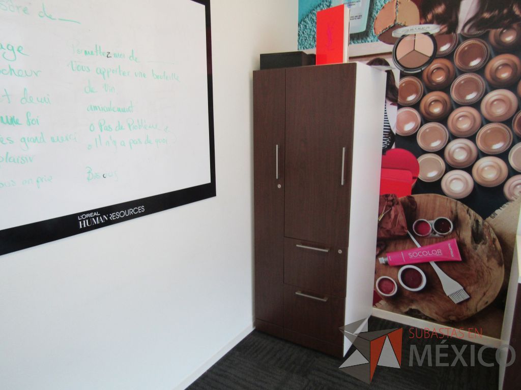 Lote 042 - Escritorio en escuadra con gabinete de pedestal, gabinete alto con 2 puertas y 2 gavetas empotradas con 2 puertas puertas corredizas - Imagen 14