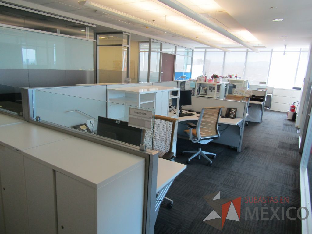 Lote 097 - Estación de trabajo para 12 personas con 12 gabinetes altos metálicos color blanco - Imagen 3