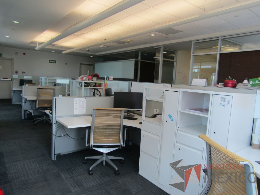 Lote 097 - Estación de trabajo para 12 personas con 12 gabinetes altos metálicos color blanco - Imagen 5