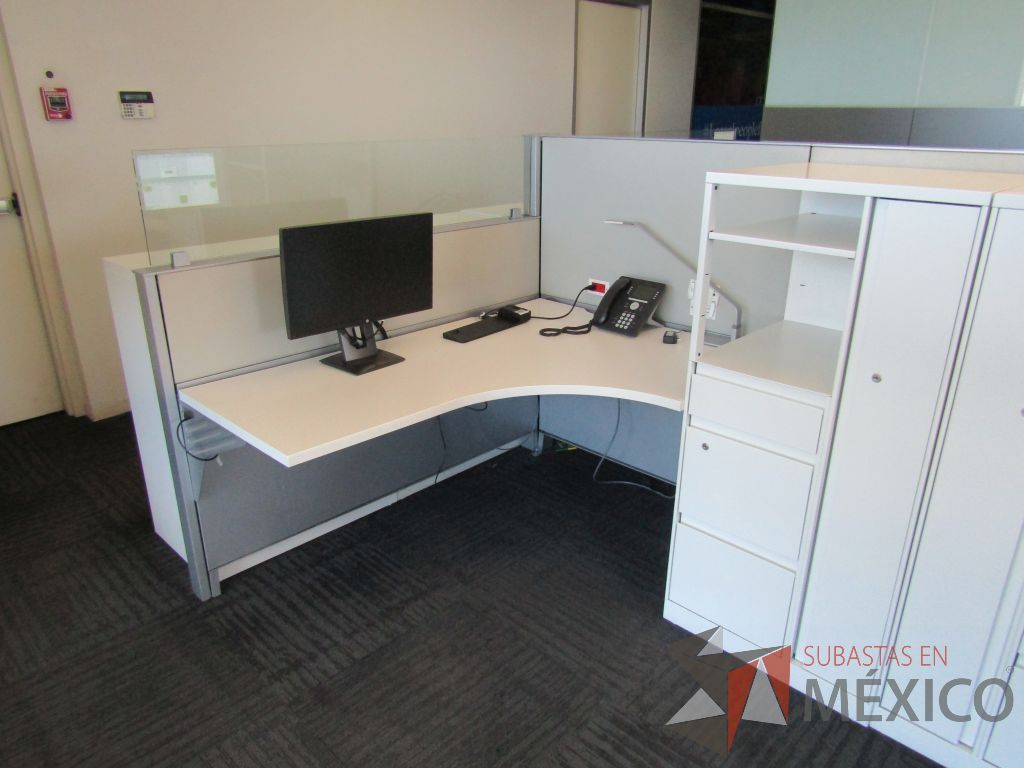 Lote 097 - Estación de trabajo para 12 personas con 12 gabinetes altos metálicos color blanco - Imagen 7