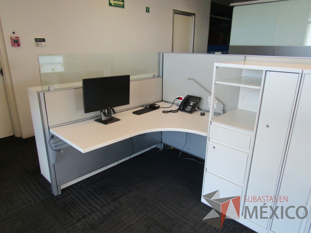 Lote 097 - Estación de trabajo para 12 personas con 12 gabinetes altos metálicos color blanco - Imagen 8
