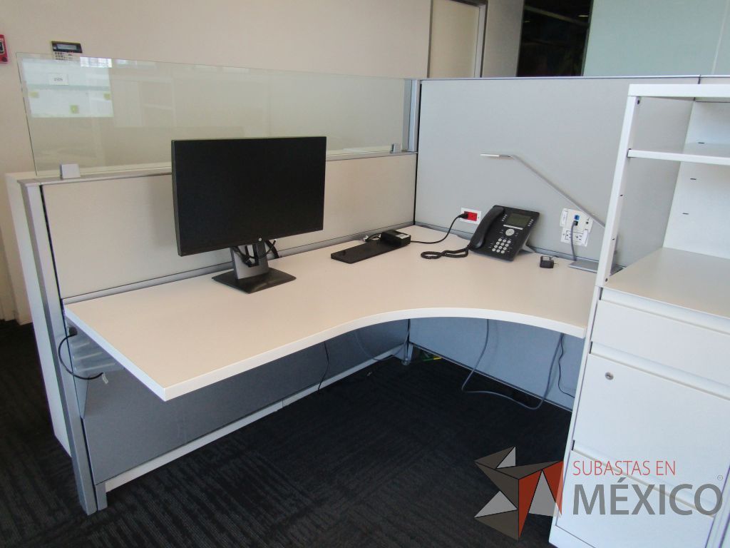 Lote 097 - Estación de trabajo para 12 personas con 12 gabinetes altos metálicos color blanco - Imagen 9