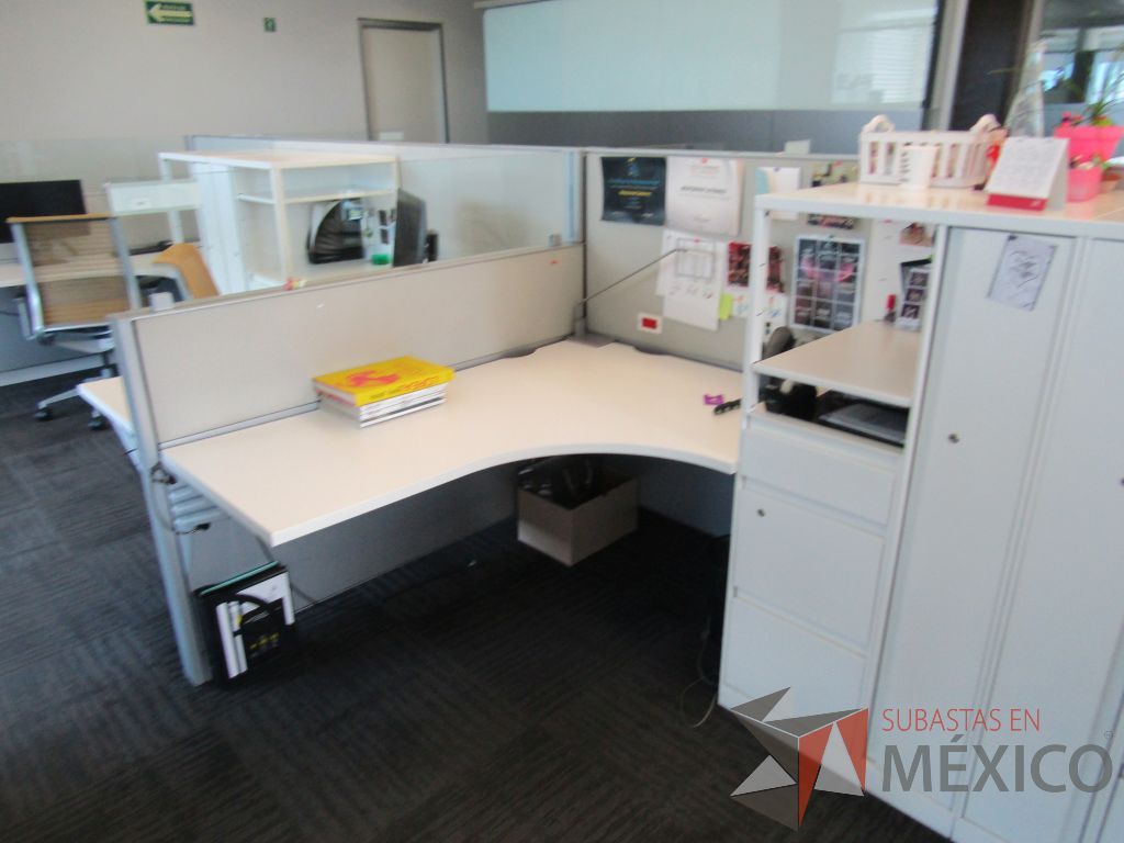 Lote 097 - Estación de trabajo para 12 personas con 12 gabinetes altos metálicos color blanco - Imagen 12