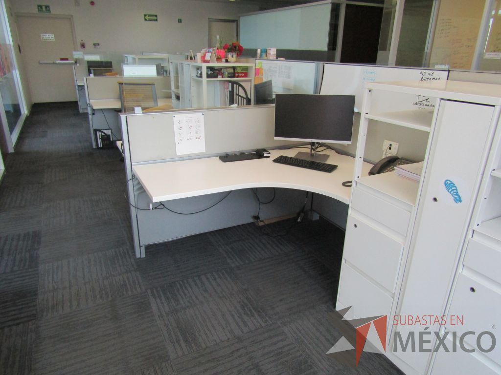 Lote 097 - Estación de trabajo para 12 personas con 12 gabinetes altos metálicos color blanco - Imagen 14