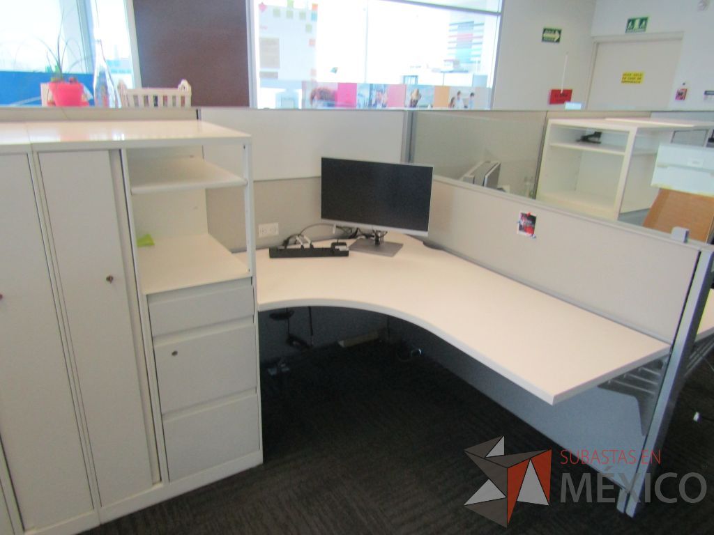 Lote 097 - Estación de trabajo para 12 personas con 12 gabinetes altos metálicos color blanco - Imagen 18