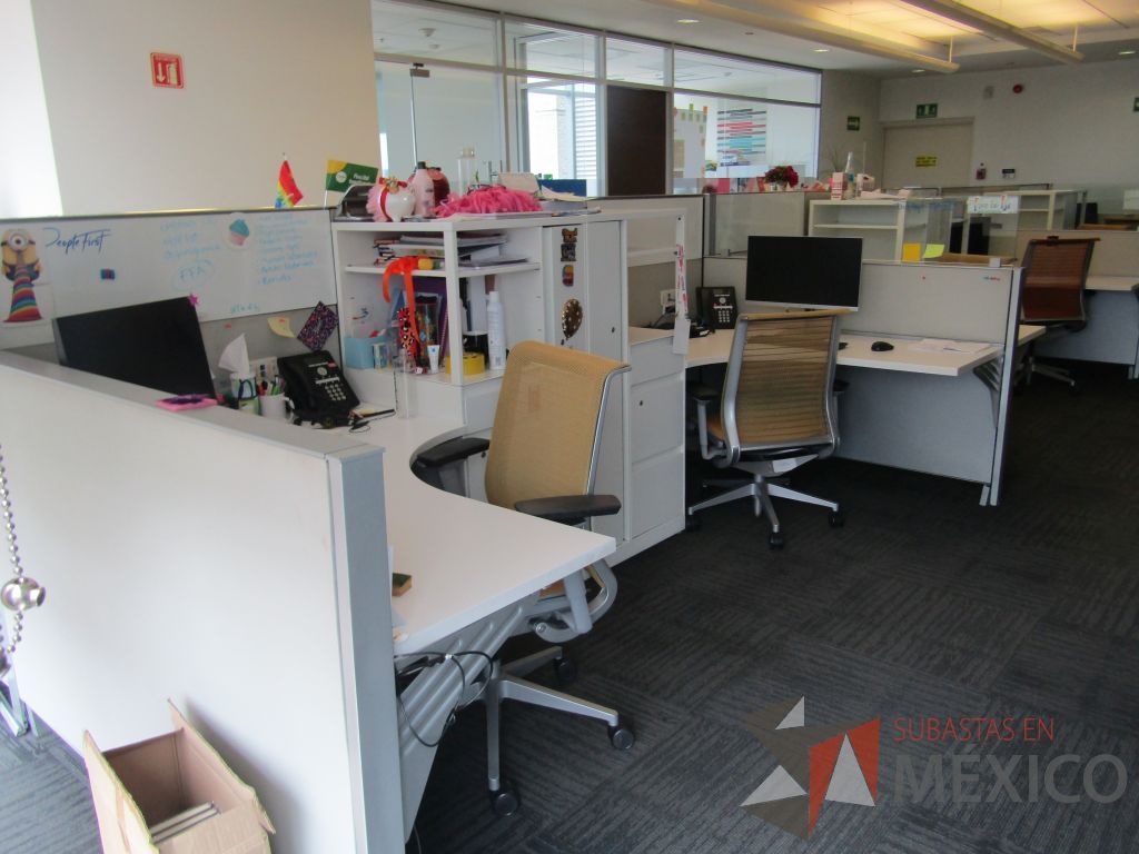 Lote 097 - Estación de trabajo para 12 personas con 12 gabinetes altos metálicos color blanco - Imagen 23