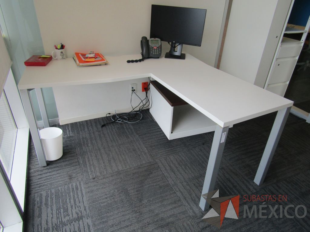 Lote 039 - Escritorio en escuadra con 4 patas metálicas, gabinete de pedestal con espacio para documentos y cubierta color blanco