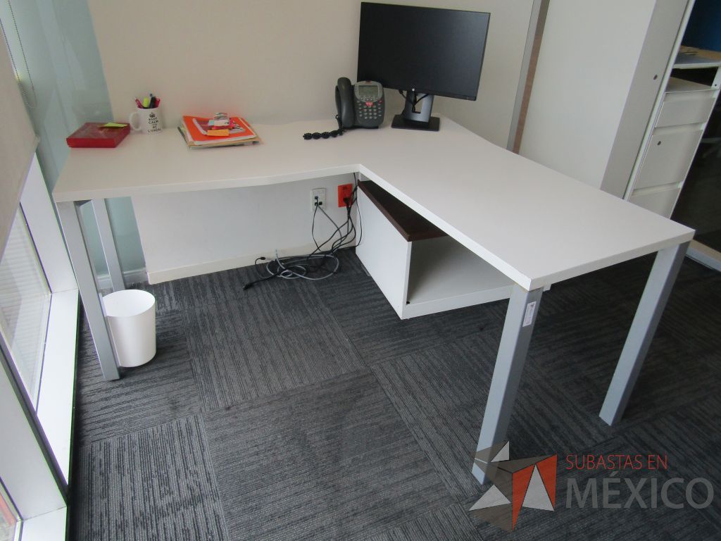 Lote 039 - Escritorio en escuadra con 4 patas metálicas, gabinete de pedestal con espacio para documentos y cubierta color blanco - Imagen 2