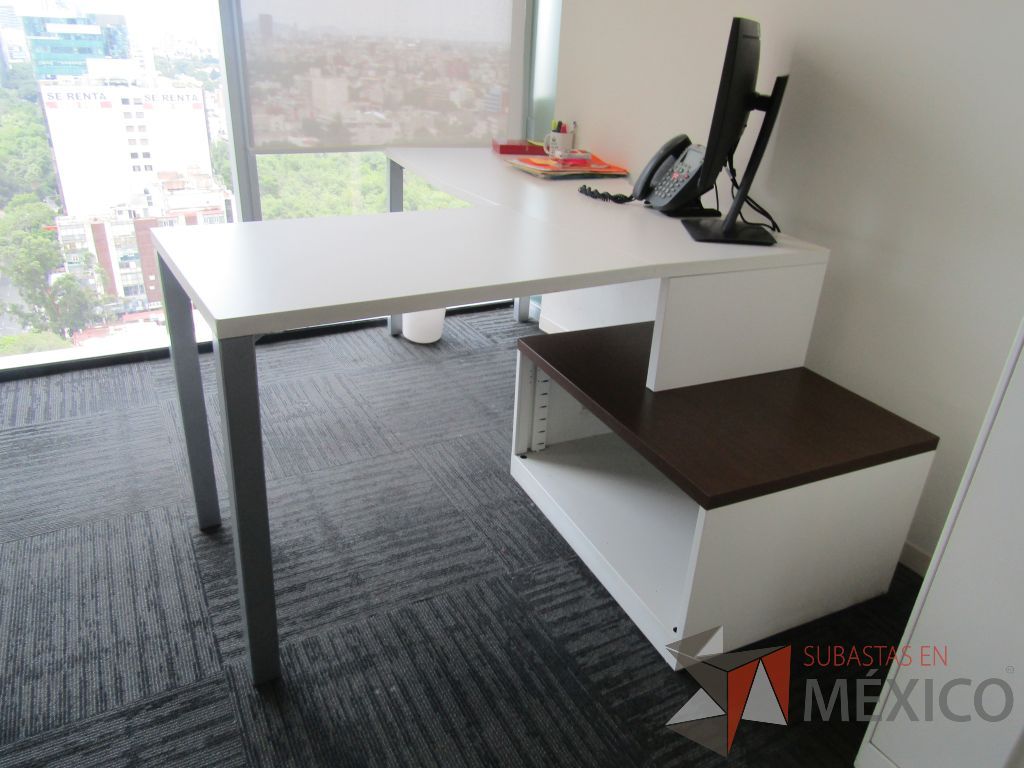 Lote 039 - Escritorio en escuadra con 4 patas metálicas, gabinete de pedestal con espacio para documentos y cubierta color blanco - Imagen 4