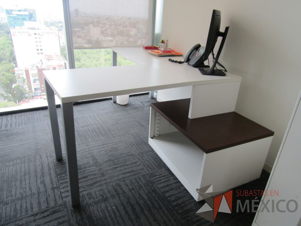 Lote 039 - Escritorio en escuadra con 4 patas metálicas, gabinete de pedestal con espacio para documentos y cubierta color blanco - Imagen 6