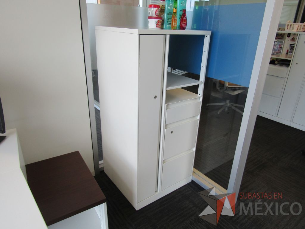 Lote 039 - Escritorio en escuadra con 4 patas metálicas, gabinete de pedestal con espacio para documentos y cubierta color blanco - Imagen 11
