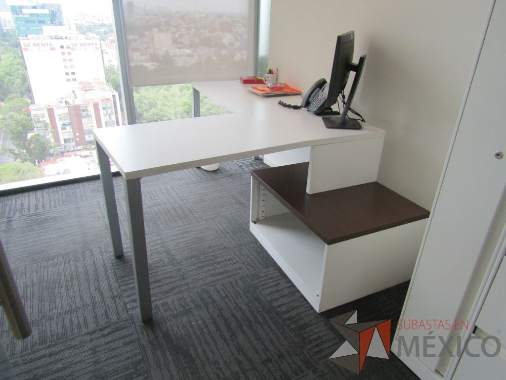 Lote 039 - Escritorio en escuadra con 4 patas metálicas, gabinete de pedestal con espacio para documentos y cubierta color blanco - Imagen 13