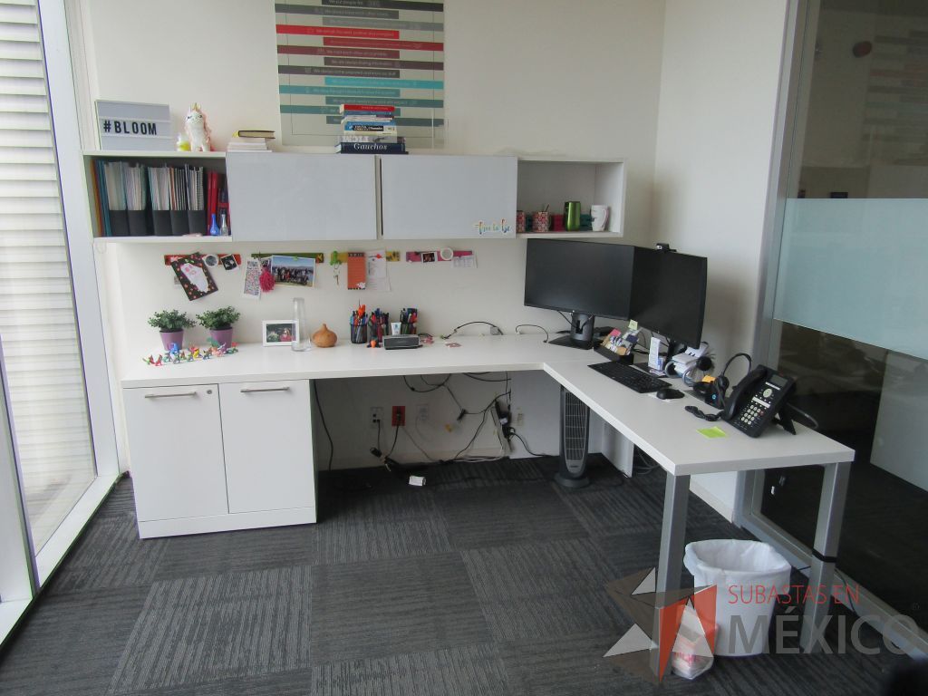 Lote 181 - Escritorio en escuadra con gabinete de pedestal de 2 puertas y 2 gavetas empotradas con 2 puertas corredizas. - Imagen 3
