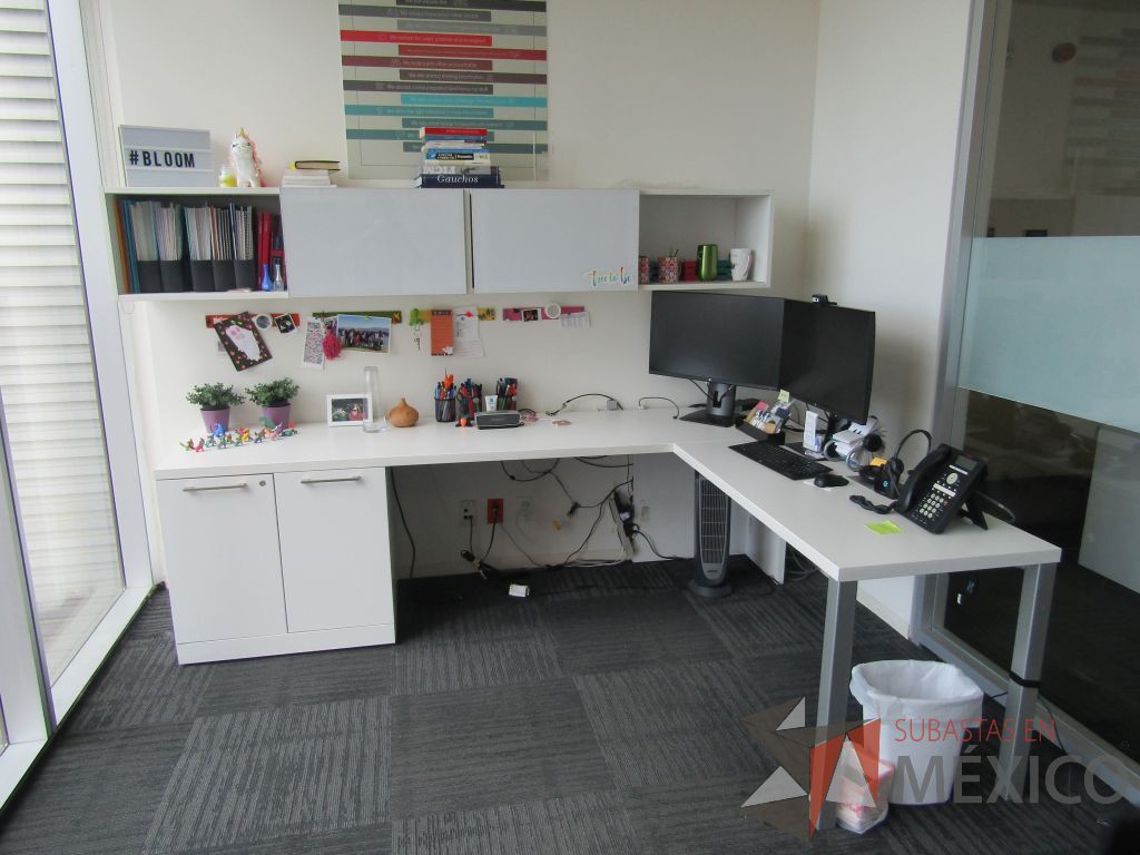 Lote 181 - Escritorio en escuadra con gabinete de pedestal de 2 puertas y 2 gavetas empotradas con 2 puertas corredizas. - Imagen 4