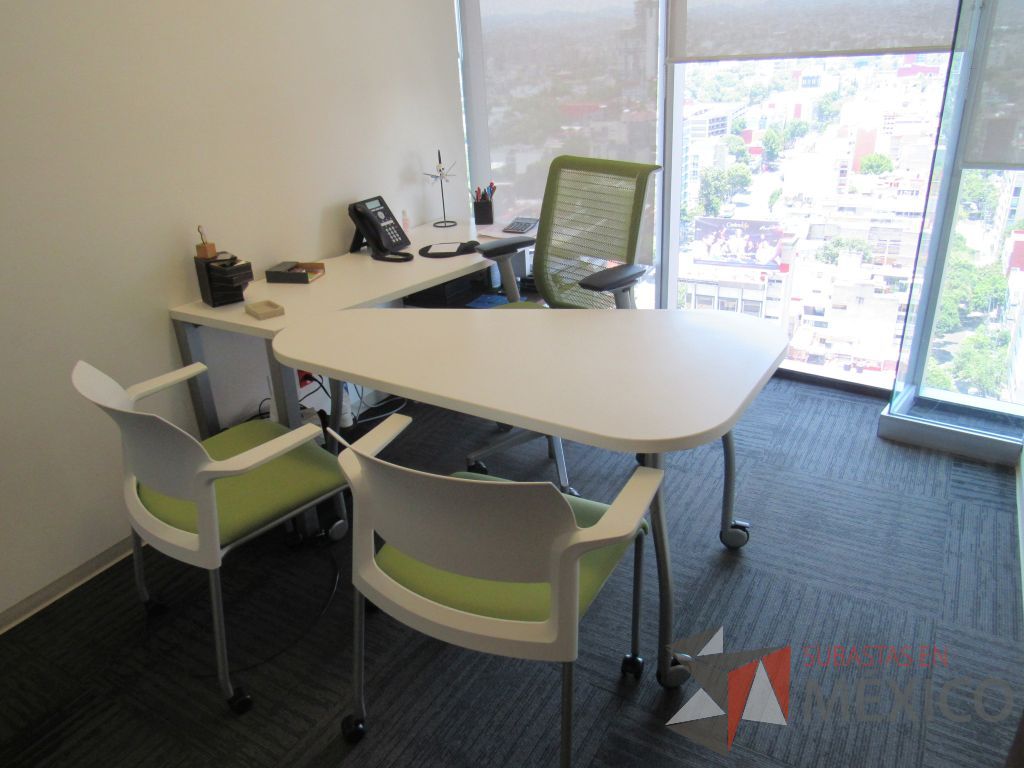 Lote 472 - Oficina Operativa con Escritorio, Mesa de Apoyo Triangular con Ruedas y Gabinete - Imagen 2