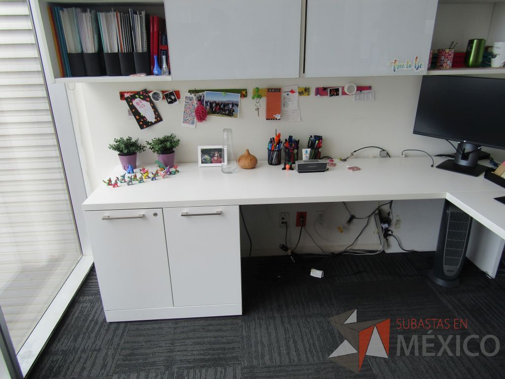 Lote 181 - Escritorio en escuadra con gabinete de pedestal de 2 puertas y 2 gavetas empotradas con 2 puertas corredizas. - Imagen 7