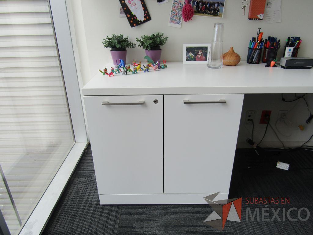 Lote 181 - Escritorio en escuadra con gabinete de pedestal de 2 puertas y 2 gavetas empotradas con 2 puertas corredizas. - Imagen 8