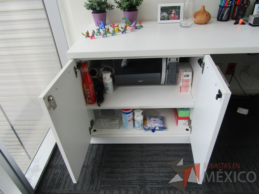 Lote 181 - Escritorio en escuadra con gabinete de pedestal de 2 puertas y 2 gavetas empotradas con 2 puertas corredizas. - Imagen 9