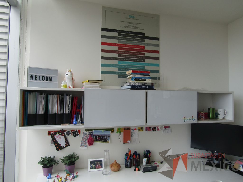 Lote 181 - Escritorio en escuadra con gabinete de pedestal de 2 puertas y 2 gavetas empotradas con 2 puertas corredizas. - Imagen 12