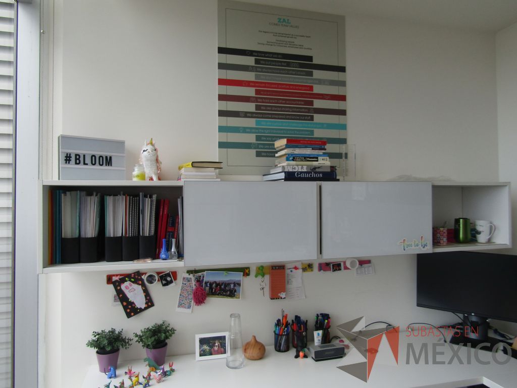 Lote 181 - Escritorio en escuadra con gabinete de pedestal de 2 puertas y 2 gavetas empotradas con 2 puertas corredizas. - Imagen 13