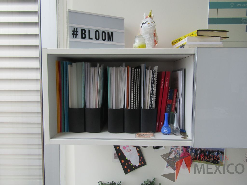 Lote 181 - Escritorio en escuadra con gabinete de pedestal de 2 puertas y 2 gavetas empotradas con 2 puertas corredizas. - Imagen 11