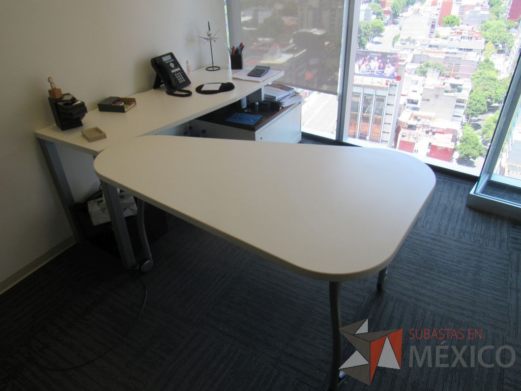 Lote 419 - Oficina Operativa con Escritorio, Mesa de Apoyo Triangular con Ruedas y Gabinete - Imagen 12