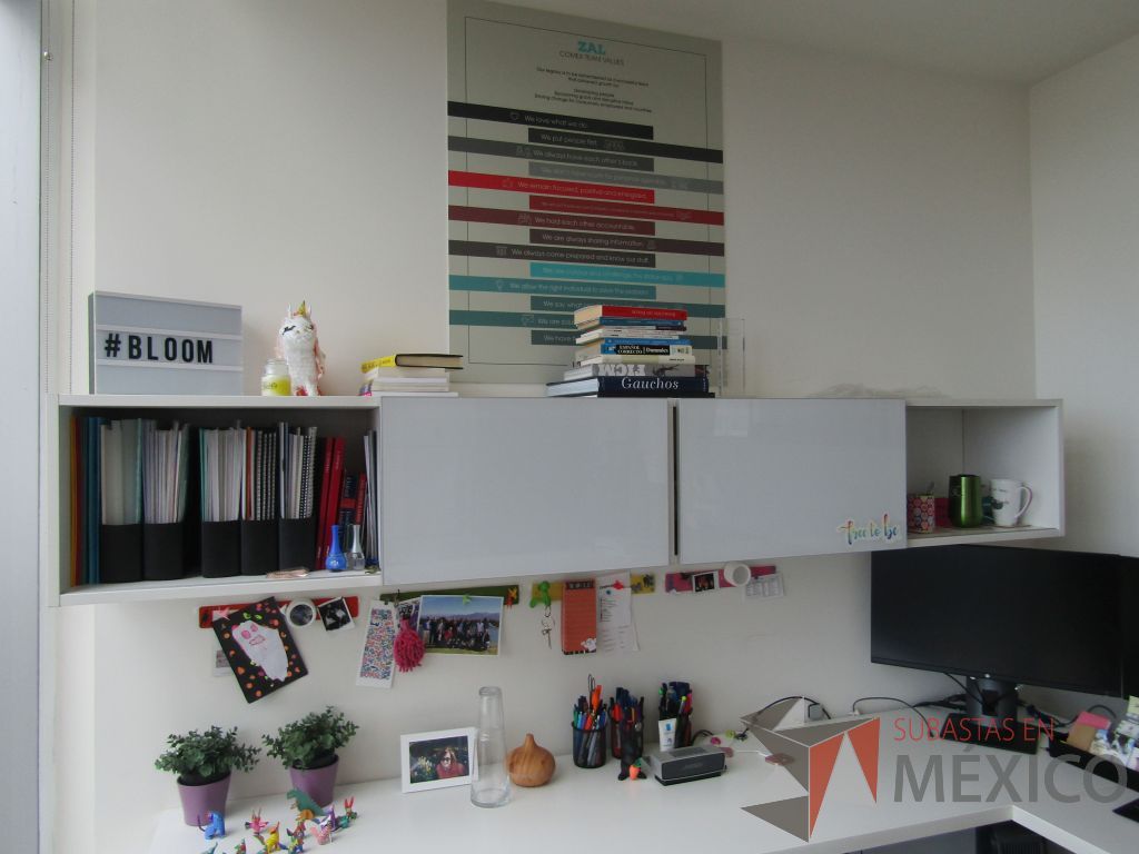 Lote 181 - Escritorio en escuadra con gabinete de pedestal de 2 puertas y 2 gavetas empotradas con 2 puertas corredizas. - Imagen 10
