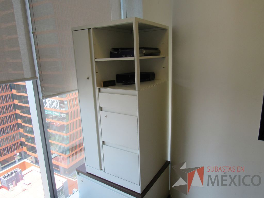 Lote 352 - Gabinete metálico con 3 cajones, 1 puerta y 1 entrepaño color blanco. - Imagen 3