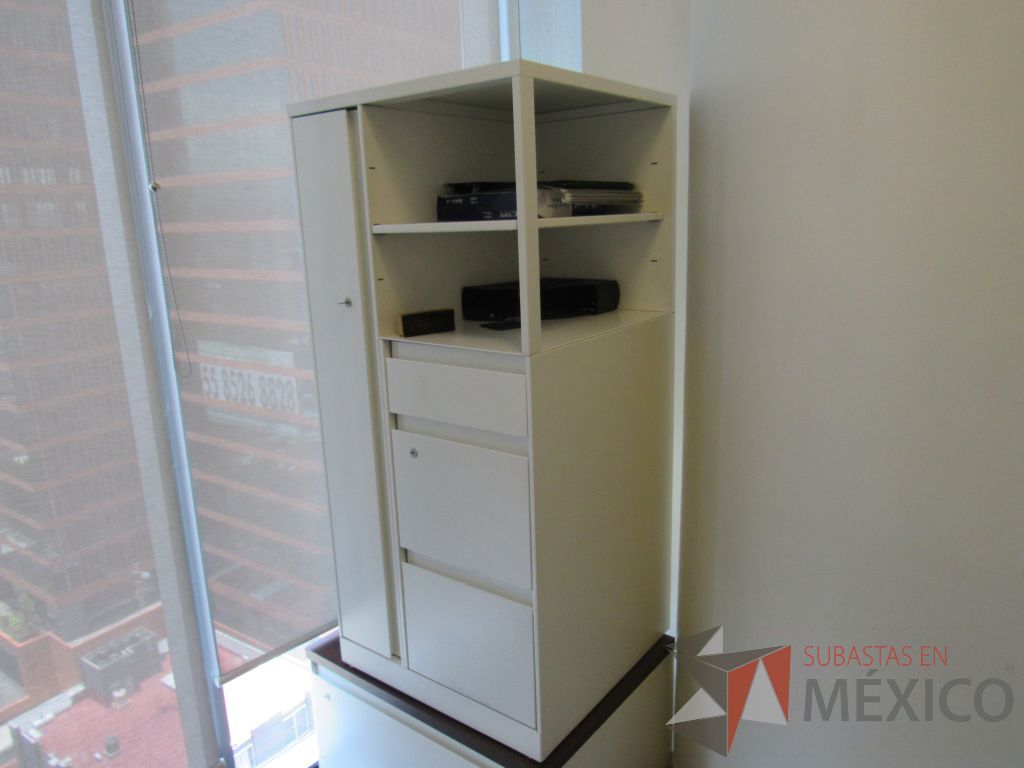 Lote 459 - 2 Gabinetes metálicos con 3 cajones, 1 puerta y 1 entrepaño color blanco. - Imagen 3