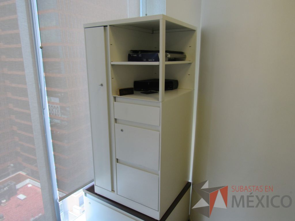 Lote 422 - Gabinete metálico con 3 cajones, 1 puerta y 1 entrepaño color blanco - Imagen 4