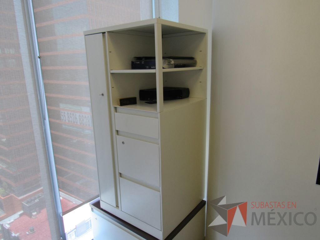 Lote 459 - 2 Gabinetes metálicos con 3 cajones, 1 puerta y 1 entrepaño color blanco. - Imagen 5