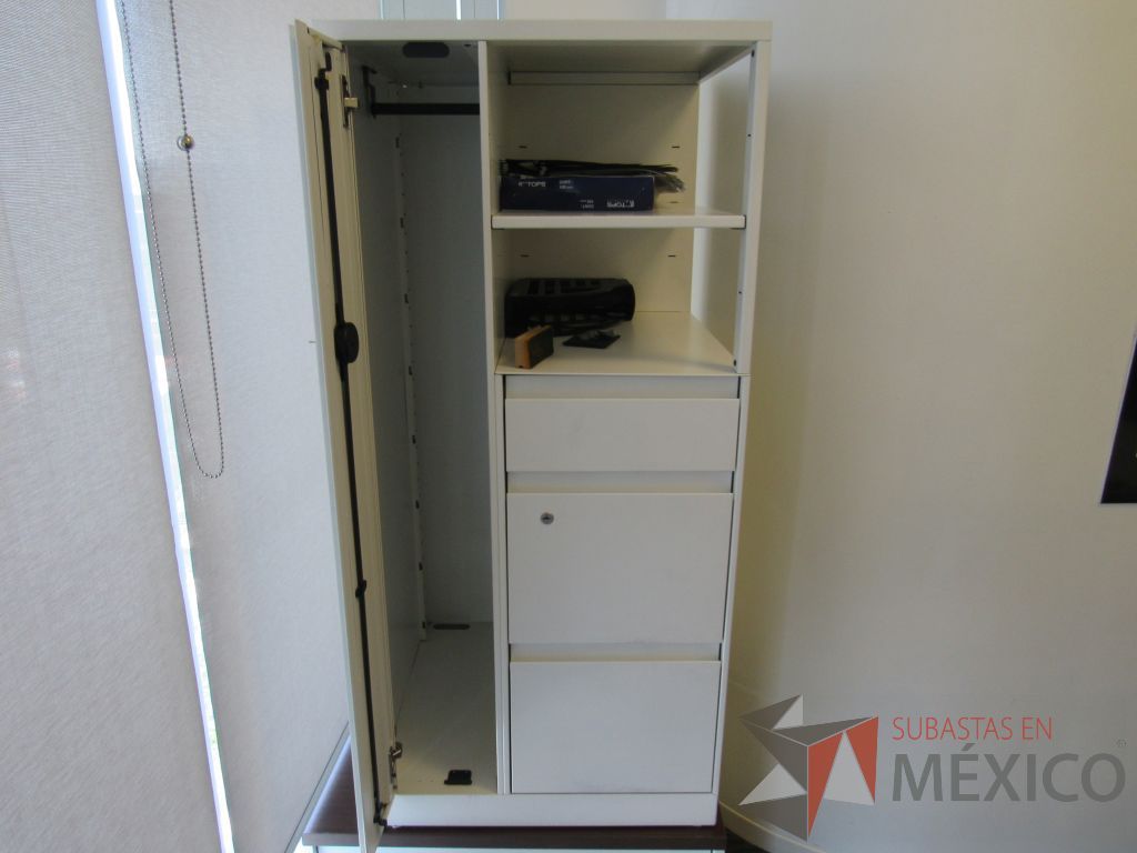 Lote 459 - 2 Gabinetes metálicos con 3 cajones, 1 puerta y 1 entrepaño color blanco. - Imagen 7