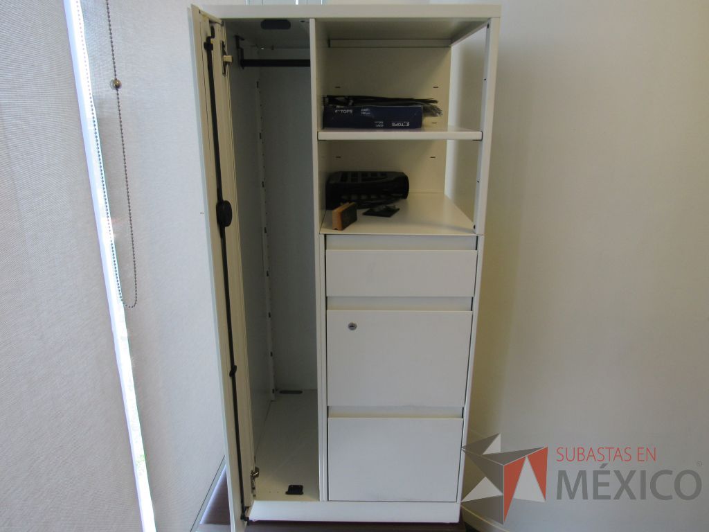 Lote 352 - Gabinete metálico con 3 cajones, 1 puerta y 1 entrepaño color blanco. - Imagen 2