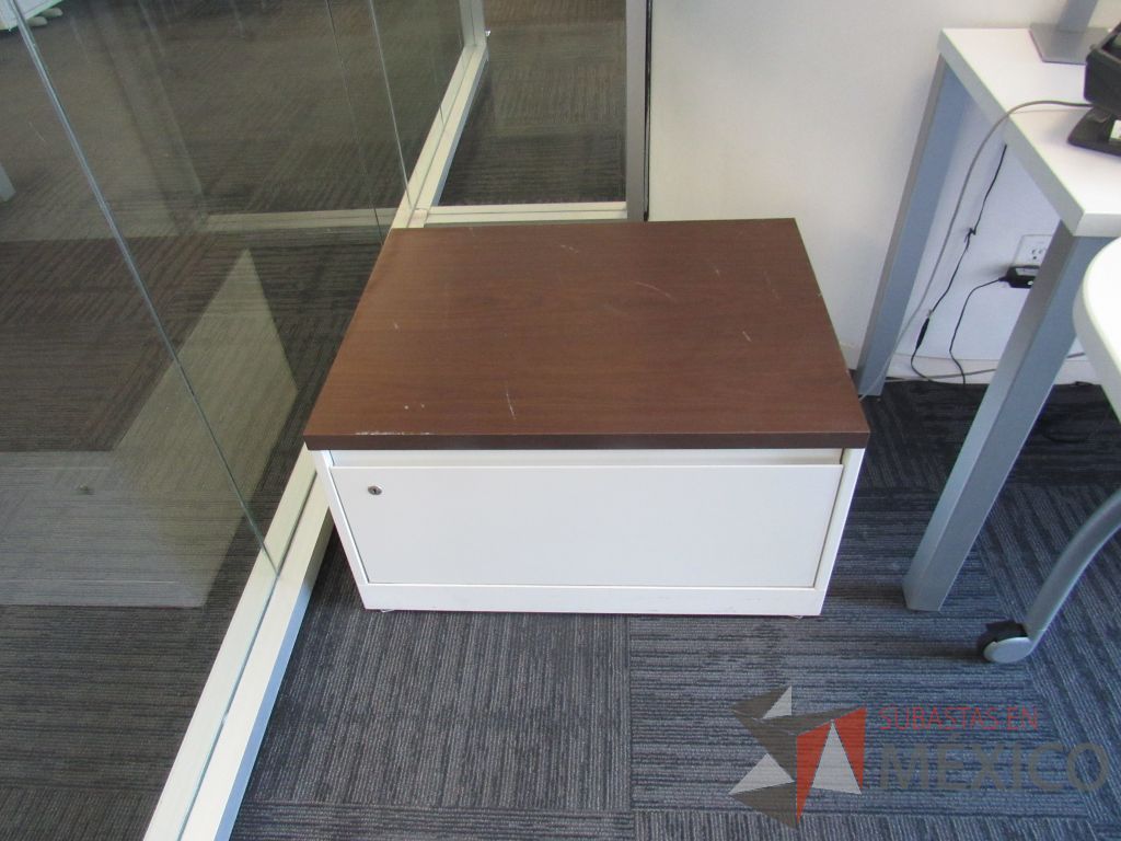 Lote 423 - Oficina Operativa con Escritorio, Mesa de Apoyo Triangular con Ruedas y Gabinete - Imagen 18
