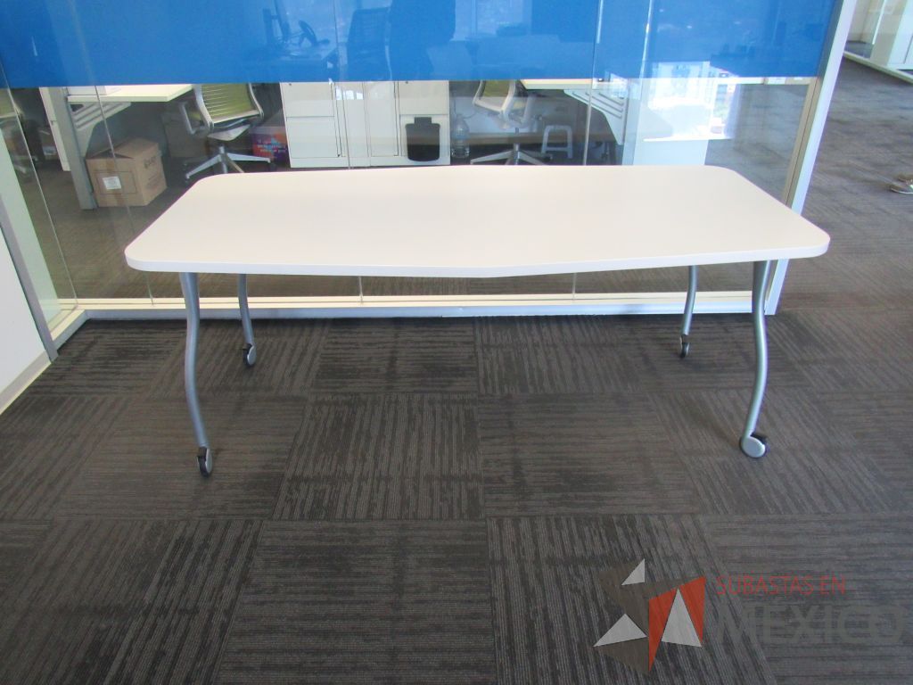 Lote 353 - Mesa de trabajo con 4 patas metálicas, ruedas y cubierta color blanco. - Imagen 2