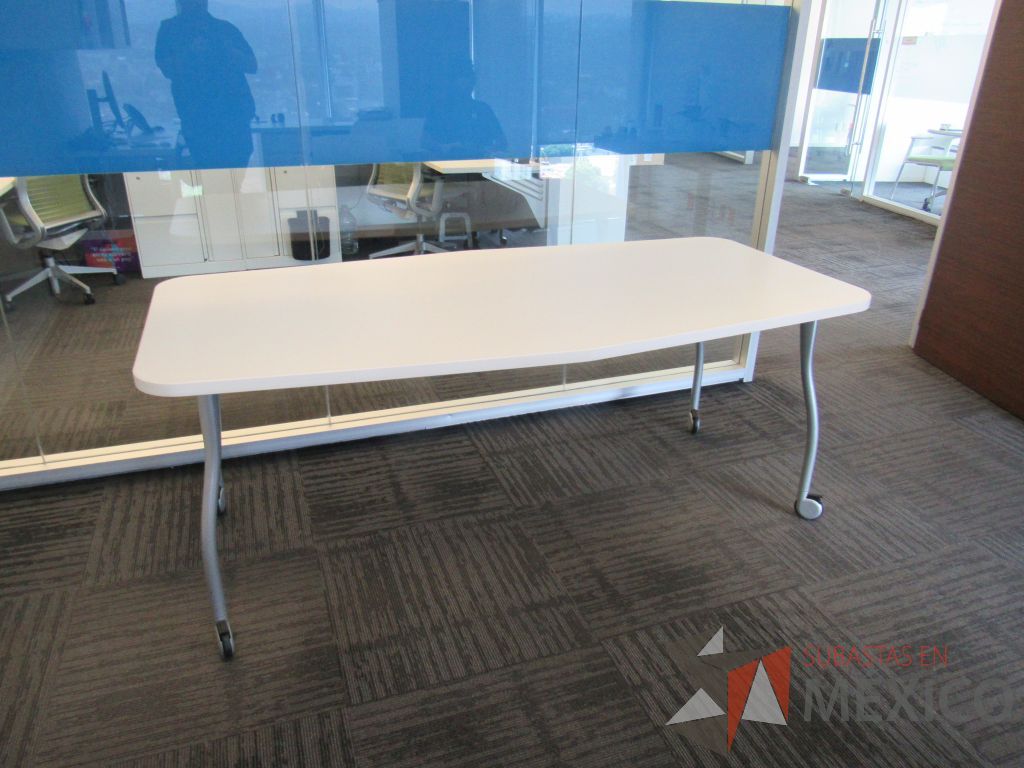 Lote 353 - Mesa de trabajo con 4 patas metálicas, ruedas y cubierta color blanco. - Imagen 8