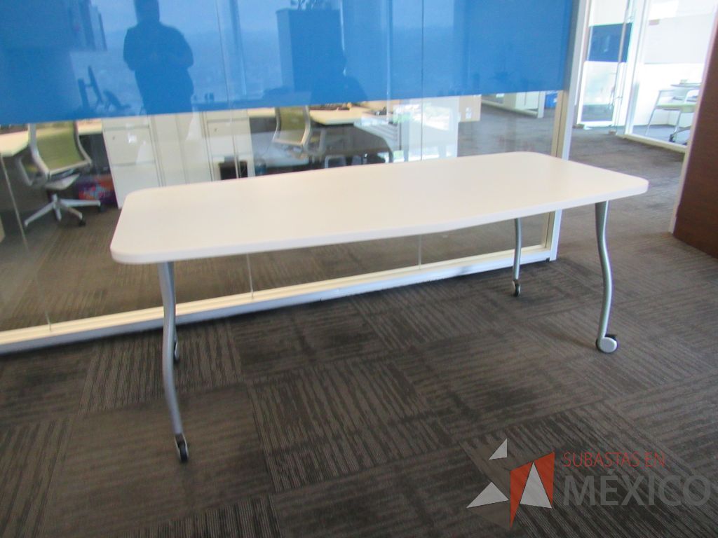 Lote 353 - Mesa de trabajo con 4 patas metálicas, ruedas y cubierta color blanco. - Imagen 9