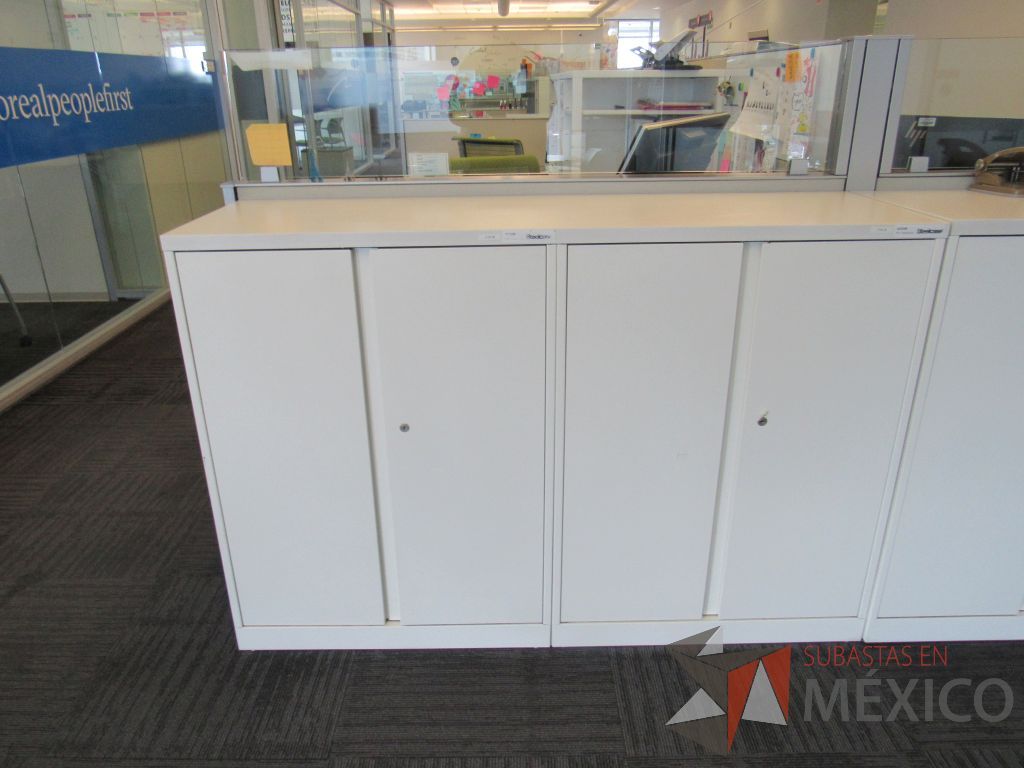 Lote 306 - Gabinete metálico con 4 puertas color blanco. - Imagen 2