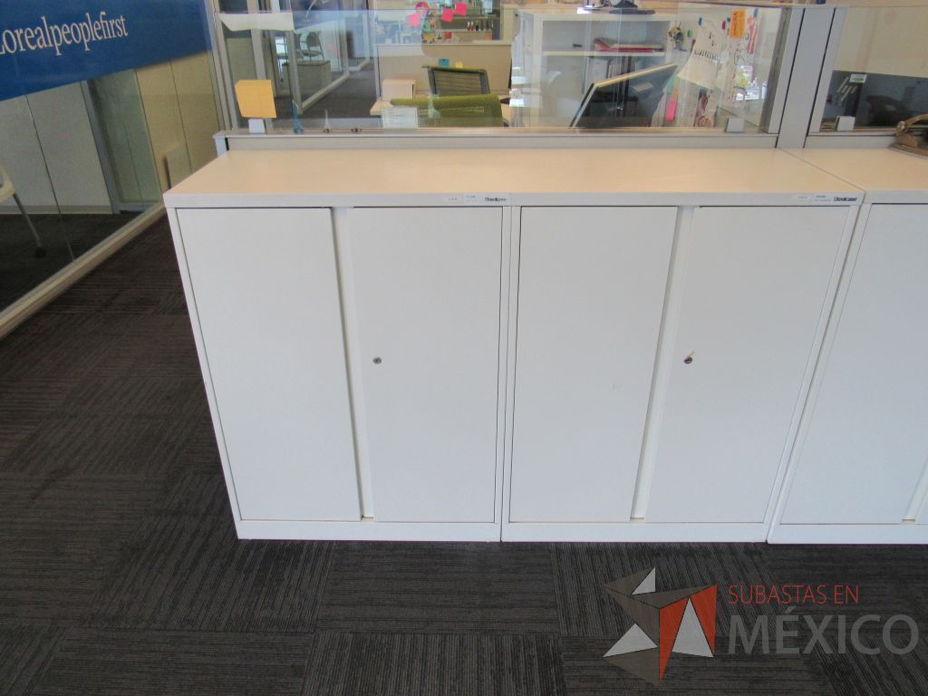 Lote 354 - Gabinete metálico con 4 puertas color blanco. - Imagen 3
