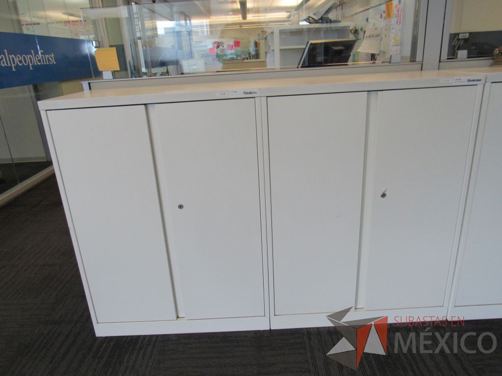Lote 240 - Gabinete metálico con 4 puertas color blanco. - Imagen 2