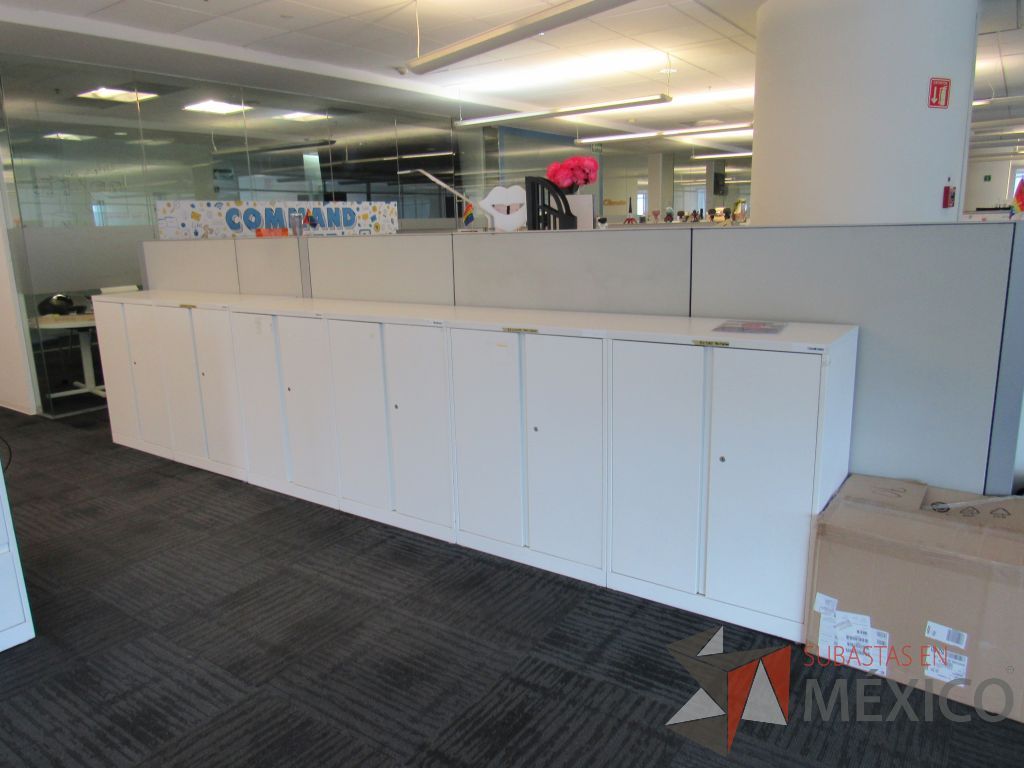 Lote 240 - Gabinete metálico con 4 puertas color blanco. - Imagen 7