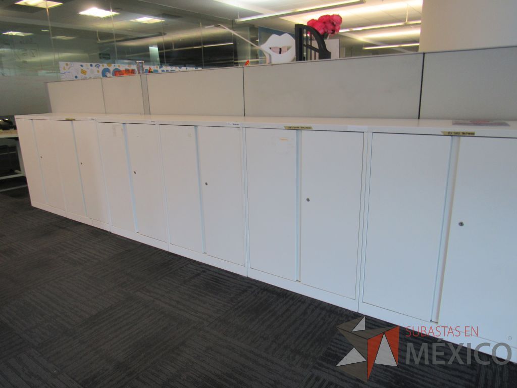 Lote 240 - Gabinete metálico con 4 puertas color blanco. - Imagen 9