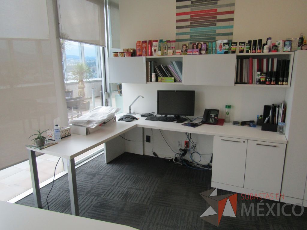 Lote 069 - Escritorio en escuadra con gabiente de pedestal de 2 puertas, gabinete alto con 2 puertas y 2 cajones y 2 gavetas empotradas - Imagen 2