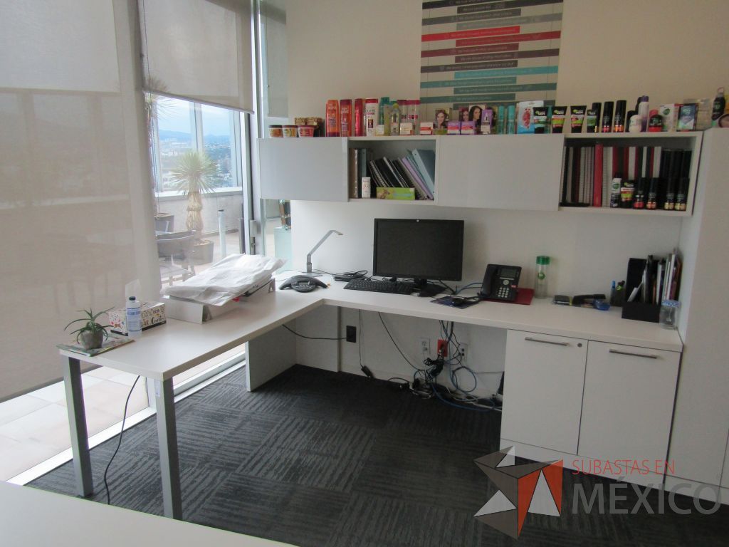 Lote 069 - Escritorio en escuadra con gabiente de pedestal de 2 puertas, gabinete alto con 2 puertas y 2 cajones y 2 gavetas empotradas - Imagen 3