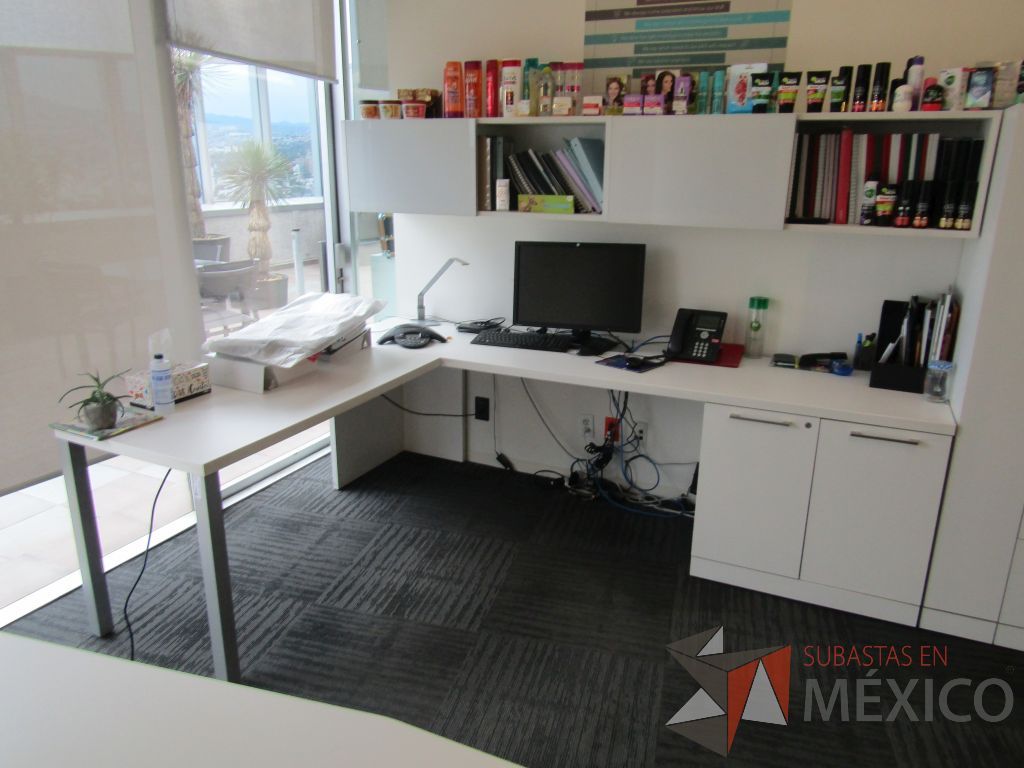 Lote 069 - Escritorio en escuadra con gabiente de pedestal de 2 puertas, gabinete alto con 2 puertas y 2 cajones y 2 gavetas empotradas - Imagen 4
