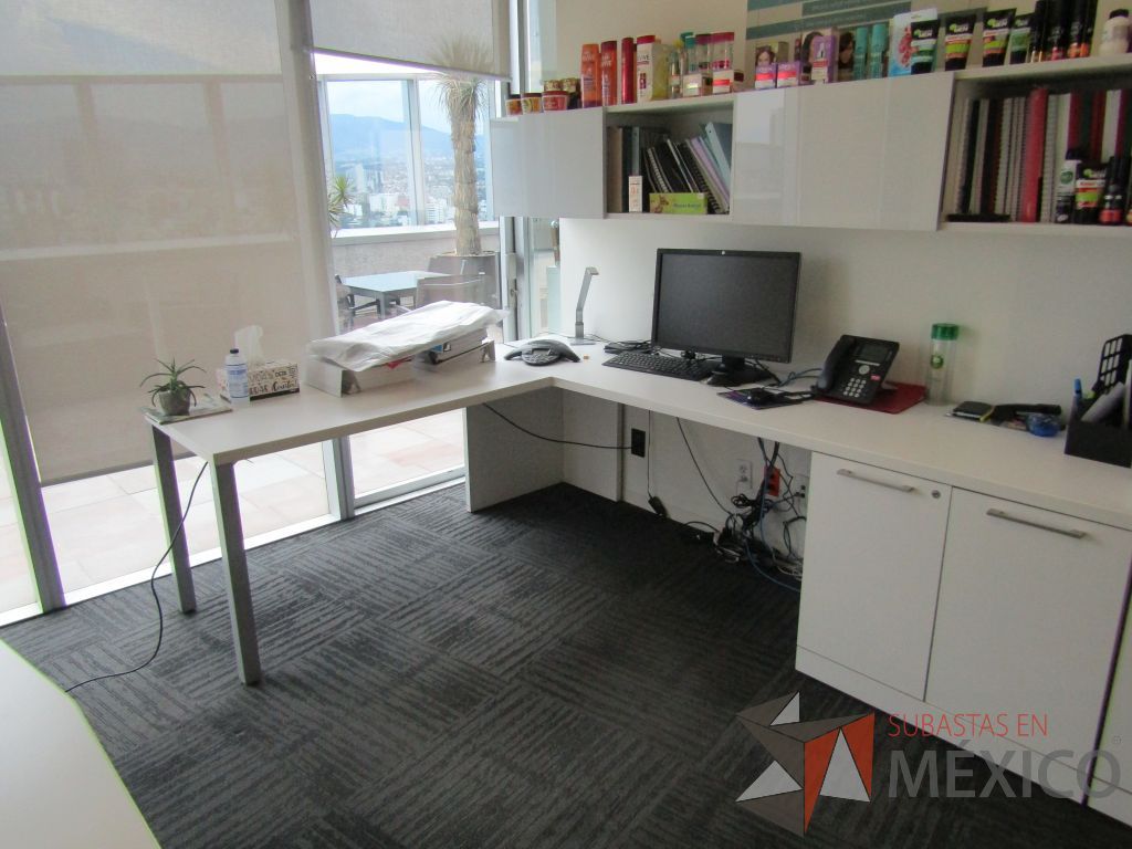 Lote 069 - Escritorio en escuadra con gabiente de pedestal de 2 puertas, gabinete alto con 2 puertas y 2 cajones y 2 gavetas empotradas - Imagen 5