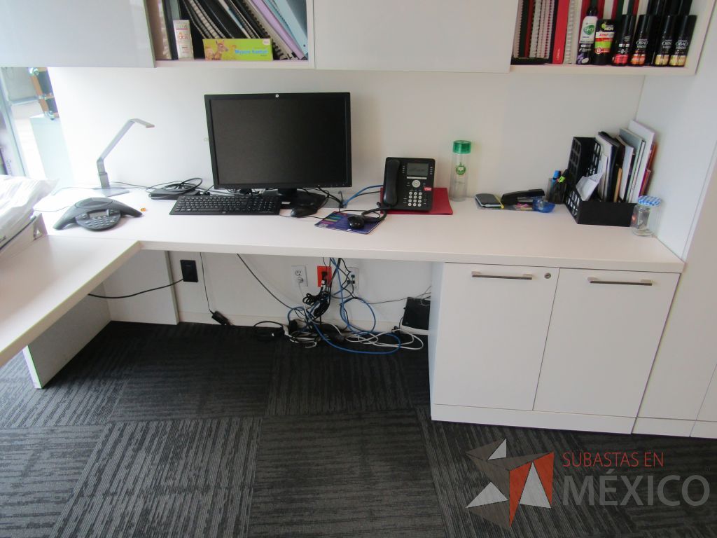 Lote 069 - Escritorio en escuadra con gabiente de pedestal de 2 puertas, gabinete alto con 2 puertas y 2 cajones y 2 gavetas empotradas - Imagen 7