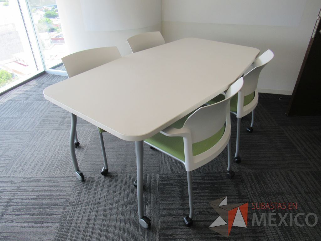 Lote 245 - Mesa de trabajo con 4 patas metálicas, ruedas y cubierta color blanco. - Imagen 2