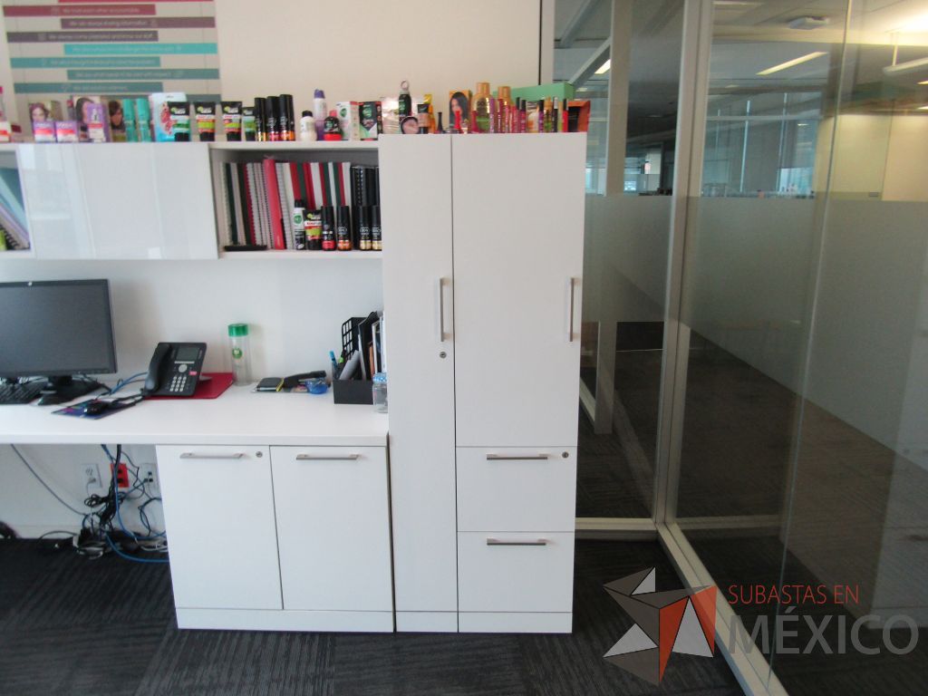 Lote 069 - Escritorio en escuadra con gabiente de pedestal de 2 puertas, gabinete alto con 2 puertas y 2 cajones y 2 gavetas empotradas - Imagen 9